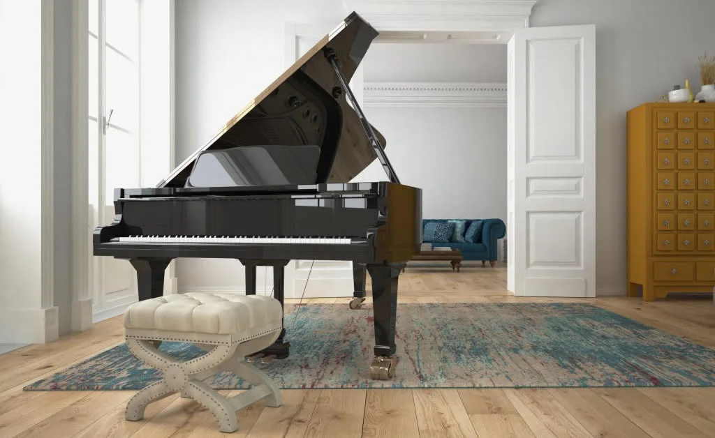 Piano à queue installé dans un salon